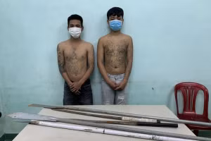 Hai nam thanh niên liên quan đến vụ tụ tập, chuẩn bị đánh nhau được
mời lên làm việc.