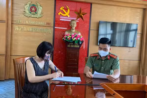 Bà N.T.M. làm việc với cơ quan chức năng. Ảnh: Công an Quảng Ninh.