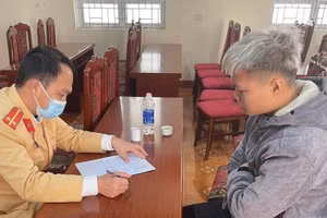 Cơ quan chức năng làm việc với thanh niên vi phạm.