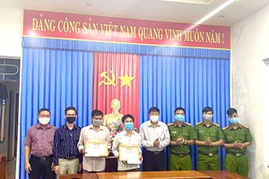 Khen thưởng 2 công dân bắt đối tượng dùng tiền âm phủ vào hỏi mua vàng rồi cướp giật 