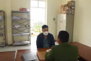 Tài xế Bằng Văn Thêm làm việc với cơ quan chức năng.