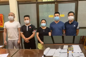 Các đối tượng có hành vi cho vay nặng lãi cùng sổ sách cơ quan chức năng thu giữ được. Ảnh: Công an Lạng Sơn.