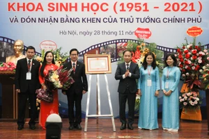 Lãnh đạo khoa Sinh học nhận Bằng khen của Thủ tướng Chính phủ.