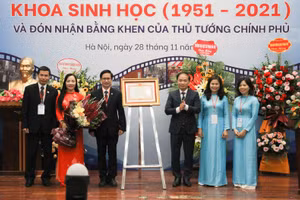 Lãnh đạo khoa Sinh học nhận Bằng khen của Thủ tướng Chính phủ.