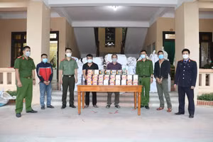 Lực lượng công an bắt giữ 4 đối tượng cùng tang vật của vụ án. Ảnh: Trọng Tuấn.