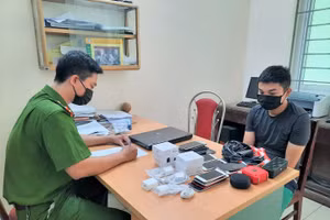 Đối tượng Nguyễn Trọng Hiếu làm việc với cơ quan chức năng. Ảnh: Công an Hải Dương.