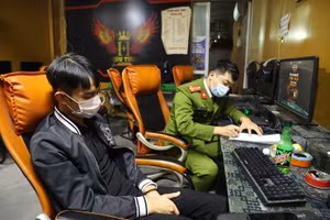 Cơ quan chức năng làm việc với nhóm thanh niên vi phạm quy định phòng chống dịch.