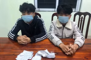 Hai trong số ba cá nhân bị mời lên làm việc về hành vi đốt pháo trái phép. Ảnh: Công an Hà Nam