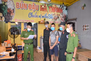 Cơ quan chức năng khám xét nơi ở của các đối tượng. Ảnh: Công an Quảng Nam.