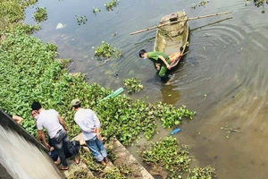 2 chiến sỹ công an phối hợp cùng người dân cứu thành công người nhảy cầu tự tử.