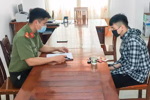 D.N.T. làm việc với cơ quan chức năng về hành vi đăng tải tin sai sự thật về dịch bệnh Covid-19.