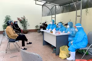 Người dân huyện Vân Đồn (Quảng Ninh) khai báo y tế