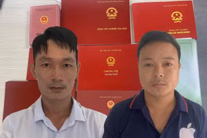 Nguyễn Văn Tiến và Trương Văn Nho cùng tang vật của vụ án. Ảnh: Công an Hà Nội.