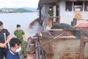 Lực lượng chức năng kiểm tra, phát hiện hành vi khai thác cát sỏi trái phép của ông Vũ Văn M. Ảnh: Công an Bắc Giang.