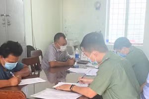 Cơ quan chức năng làm việc với các trường hợp vi phạm.