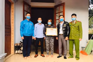 Hai gia đình được khen thưởng đột xuất vì hoãn đám cưới để phòng chống Covid-19