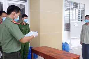 Cơ quan chức năng đọc các quyết định khởi tố, lệnh bắt tạm giam với Dương Văn Tỷ. Ảnh: Công an An Giang.