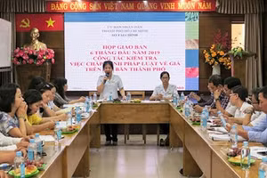 Bà Lê Thị Thanh Tuyền, nguyên Chánh Than tra Sở Tài chính TP.HCM (đứng) bị khởi tố, bắt tạm giam. Ảnh: VTC News