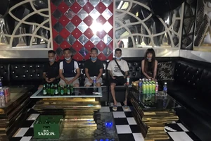 5 trong số những khách hát tại quán karaoke Nice. Ảnh: Công an Hải Phòng.