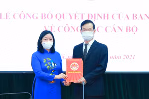 Bà Bùi Thị Minh Hoài, Trưởng Ban Dân vận Trung ương trao quyết định điều động, bổ nhiệm ông Triệu Tài Vinh làm Phó Trưởng Ban Dân vận Trung ương.