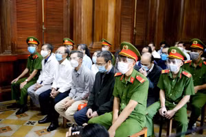 Các bị cáo tại phiên toà xét xử.