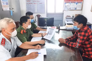 Nguyễn Văn T. làm việc với cơ quan chức năng. Ảnh: Kiều Ân.