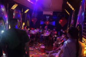 Các đối tượng mở "tiệc ma tuý" trong quán hát bị cơ quan chức năng bắt quả tang.