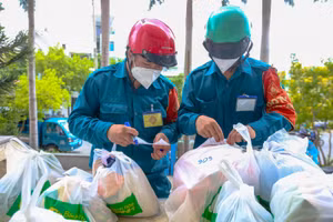 Lực lượng dân quân tự vệ "đi chợ hộ" cho người dân. 