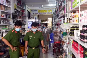 Cơ quan chức năng tiến hành kiểm tra phát hiện hàng nghìn sản phẩm làm đẹp nghi vấn nhập lậu tại 2 cửa hàng kinh doanh phụ liệu tóc. Ảnh: Công an An Giang.