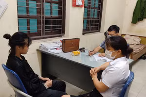 D.T.K.O. (áo đen) tại cơ quan chức năng. Ảnh: Công an Hải Dương.