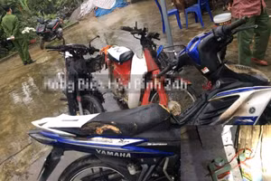 3 chiếc xe máy bị hư hỏng nặng sau vụ hỏa hoạn và 2 vỏ chai thuốc trừ sâu được phát hiện cạnh giếng nước.