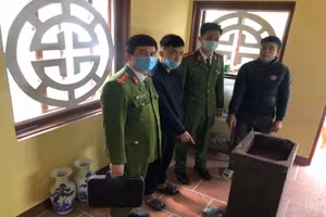 Hai đối tượng có hành vi trộm cắp tiền công đức (áo đen). Ảnh: Công an Quảng Ninh.