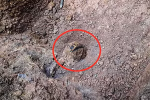 Quả bom được người dân phát hiện khi đào móng nhà.