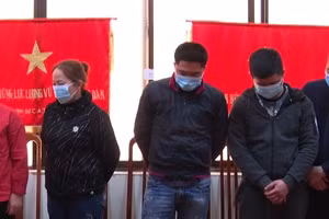 Nhóm đối tượng có hành vi đánh bạc bị cơ quan chức năng bắt giữ. Ảnh: Công an Lạng Sơn.