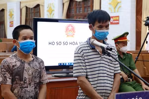 Nguyễn Văn Hoàng (Phải) và Nguyễn Văn Hiến tại phiên toà xét xử.