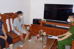 Vợ chồng ông K., bà D. làm việc với cơ quan chức năng. Ảnh: Công an Hải Dương.