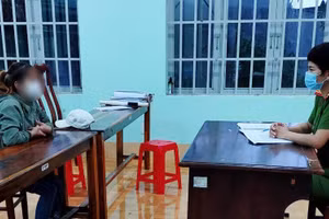 Cơ quan chức năng làm việc với 1 trong số các đối tượng vi phạm. Ảnh: Công an Đắk Nông. 