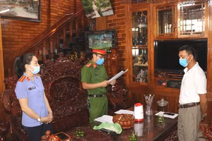 Cơ quan chức năng đọc các quyết định khởi tố bị can và lệnh khám xét nơi ở của Lê Trọng Hưởng. Ảnh: Công an Quảng Bình.