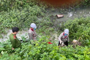 Cơ quan chức năng tiến hành kiểm tra lấy mẫu nước thải do Chi nhánh Công ty TNHH gốm sứ Quang Vinh thải ra môi trường. Ảnh: Công an Quảng Ninh.