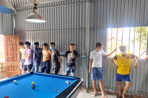 Các thanh niên có hành vi tụ tập chơi bi a bất chấp lệnh cấm.
