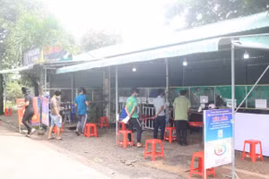 Cơ quan chức năng test nhanh Covid-19 cho những người trốn trong thùng xe. Ảnh: Công an Bình Phước.