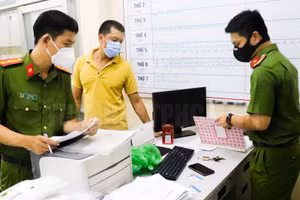 Cơ quan CSĐT Công an quận 6 đã thi hành quyết định bắt bị can để tạm giam, lệnh khám xét chỗ ở, nơi làm việc của Trương Mạnh Thảo (áo vàng).