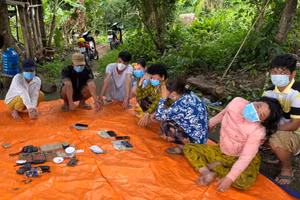 Nhóm đối tượng có hành vi tụ tập đánh bạc bị cơ quan chức năng bắt quả tang. Ảnh: Công an An Giang.