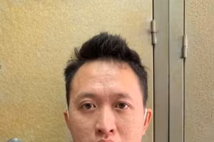 Đối tượng Nguyễn Huy Hồng tại cơ quan chức năng. Ảnh: Công an Hà Nội.