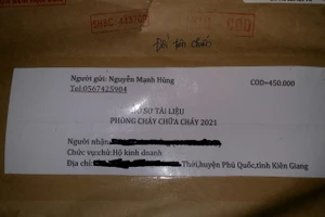 Các đối tượng lừa bán tài liệu tập huấn giá 450 ngàn đồng gửi qua dịch vụ chuyển phát dạng COD. Ảnh: Công an Kiên Giang.