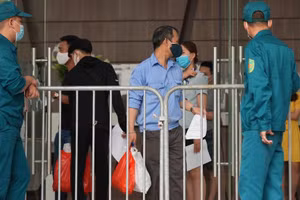 Cơ quan chức năng tiến hành phong toả Chung cư Center Point (27 Lê Văn Lương, Hà Nội).