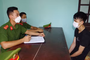 Đối tượng Nguyễn Văn Khiêm làm việc với cơ quan điều tra.