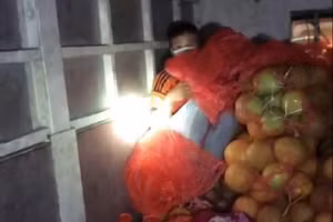 Phát hiện người đàn ông trốn bên trong thùng xe tải định vượt chốt kiểm soát dịch 