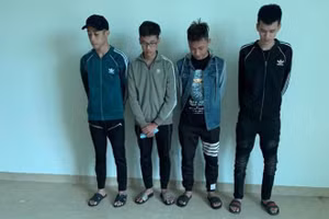 Các đối tượng cùng hung khí tại cơ quan chức năng. Ảnh: Công an Hà Nội.