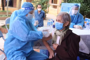 Ngành Y tế tiến hành tiêm vắc xin phòng Covid-19 cho người dân huyện Phù Ninh.